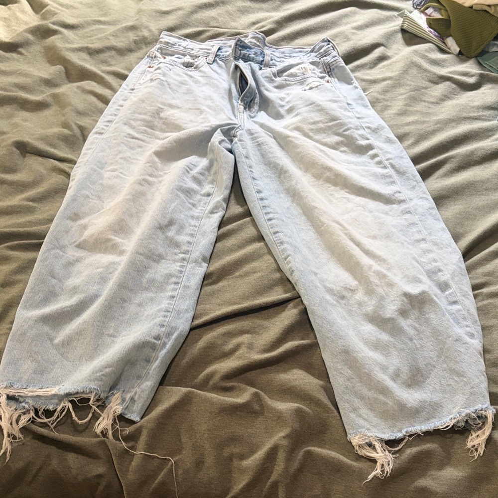 American Eagle wide leg crop
Size 4 short